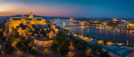 Photo sur Plexiglas Széchenyi lánchíd Budapest Hungary - Aerial panoramic skyline view of Budapest at blue hour with Buda Castle Royal Palace, Szechenyi Chain Bridge, Parliament, St.Stephen's Basilica and sightseeing boats on River Danube
