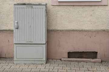 Kabelverzweiger auf einem Gehweg