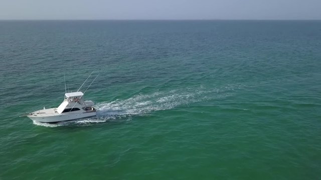 Video aereo con drone con yates lanchas sobre mar y playa