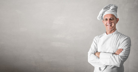 cuoco in divisa su fondo grigio