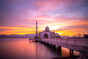 Obraz premium Butterworth Floating Mosque (Masjid Terapung) at dusk