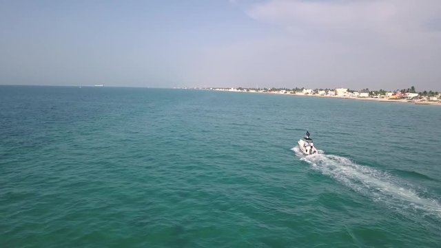 Video aereo con drone con yates lanchas sobre mar y playa