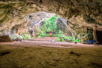 Phraya Nakhon Cave (Khao Sam Roi Yot National Park): The natural landscape is beautiful, with sea and the surrounding scenery. Adventure travelers can come to Prachuap Khiri Khan, Thailand.