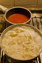 preparando ravioles con salsa