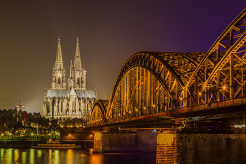 Fototapeta premium Kölner-Dom mit Hohenzollernbrücke