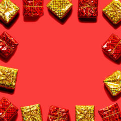 赤バックにゴールドとシルバーと赤のプレゼントを縁取りに置く
