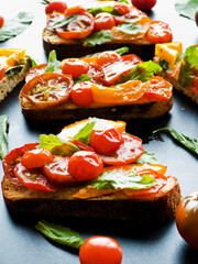 Grilled tomato toasts