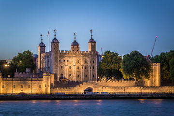 London - August 05, 2018: The Tower of London by the river Thames in London, England - obrazy, fototapety, plakaty