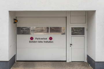 Garagentor mit dem Hinweis Parken verboten