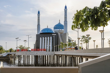 Sulawesi, Makassar;  Losari Beach, die  " schwimmende Moschee, Masjid Amirul Mukminin ".