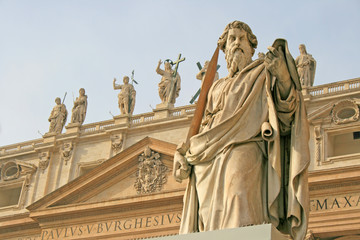 Der Blick nach oben am Petersdom
