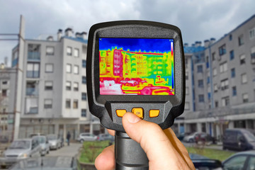 Recording a residential building with a thermal camera