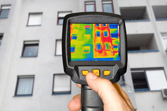 Recording a residential building with a thermal camera