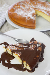 part de gâteau nappé de chocolat