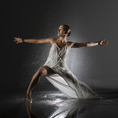 Mujer joven haciendo danza contemporánea con ducha en estudio
