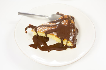 part de gâteau nappé de chocolat