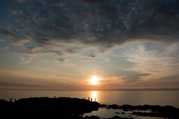夕暮れの海と釣り人