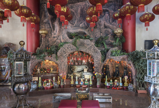 Sulawesi, Makassar;   " Istana Naga Sakti Klenteng Xian Ma "   Buddhistischer Tempel, auch Drachenpalast genannt.