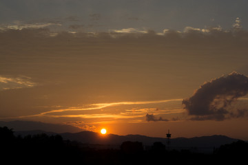 山の向こうに沈む夕陽