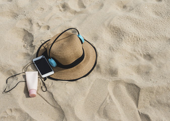 Fototapeta na wymiar Sunscreen, hat On the beach in summer.
