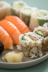 Lachs und Tunfisch Mix Sushi Platte mit Nigiri, Maki und  Inside Out California Rollen