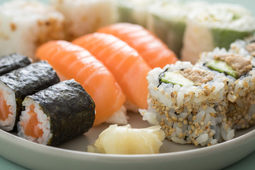 Lachs und Tunfisch Mix Sushi Platte mit Nigiri, Maki und  Inside Out California Rollen