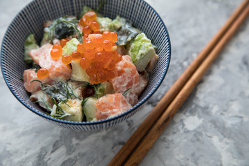 Rohes Lachs Avocado Tatar mit Keta Kaviar und Holz Stäbchen