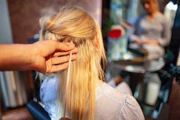 Fototapeta na wymiar Haarverlängerung beim Friseur
