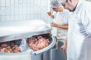 Fleischer bei der Arbeit an Fleisch und Wurstherstellung 