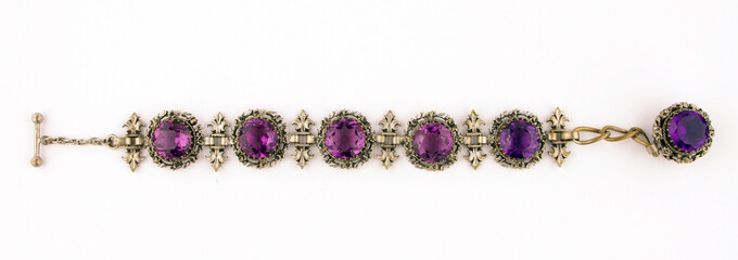 bracelet argenté très finement sculpté avec des pierres violettes