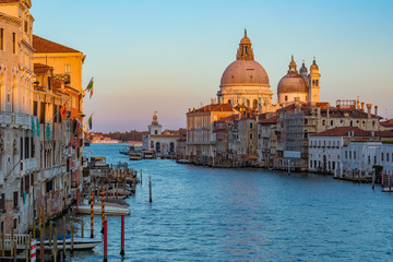 Naklejka premium Widok zachodu słońca na słynną XVII-wieczną bazylikę Santa Maria di Salute na Canal Grande w Wenecji