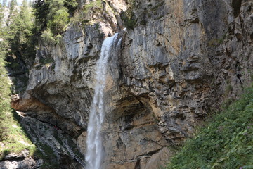 Fototapeta na wymiar Wasserfall über einen Felsvorsprung