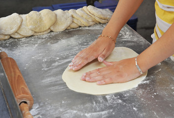 étaler une pate à pizza