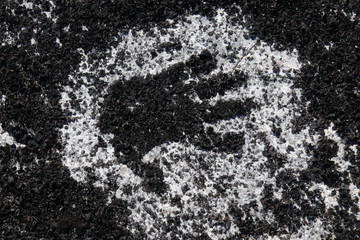 Handabdruck - abgekratzte schwarze Flechten - Umweltzerstörung