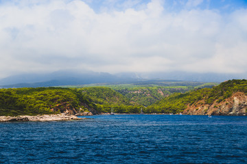 Fototapeta na wymiar Глубокое синее море, зеленые острова. Турция. Лето