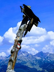 Wegweiser in den Bergen