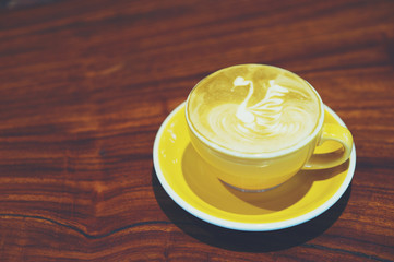 Hot coffee is placed in the same table in the morning of every day. Coffee at coffee neck all have to eat regularly.