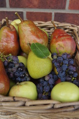 Obstkorb ökologisch,obst, essen, apfel, grape, frisch, gesund, rot, green, isoliert, birne, reif, orange, saftig, diät, weiß, bio, gelb, süss, herbst, ananas, tropisch, pfirsich, äpfel, garten, 