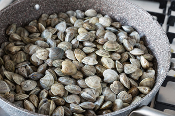 Cooking spaghetti with clams