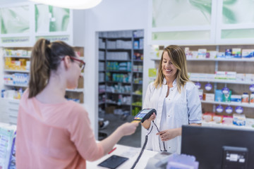 Obraz premium Paying with credit card in drugstore