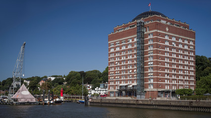 Hamburg Altona Museumshafen K&uuml;hlhaus wolkenlos Sommer entzerrt