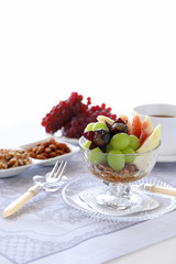 グラノーラヨーグルト　無花果　シャインマスカット 巨峰