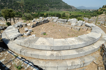 Fototapeta na wymiar Le monument circulaire du site archéologique de Kaunos en Anatolie