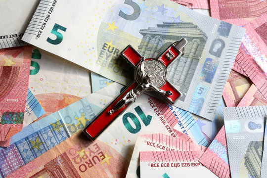 Crucifix sur des billets d'euros. / Crucifix on euro banknotes.