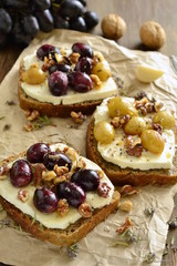 Crostini with roasted grapes, goat cheese, walnuts and honey