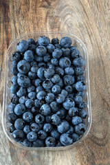 Plastikschale mit Heidelbeeren