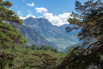 Fototapeta premium Photo de paysage panoraminque de haute montagne et de chemins de randonnée dans les alpes