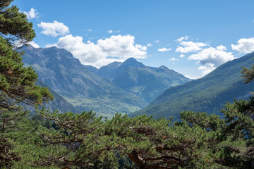 Fototapeta premium Photo de paysage panoraminque de haute montagne et de chemins de randonnée dans les alpes