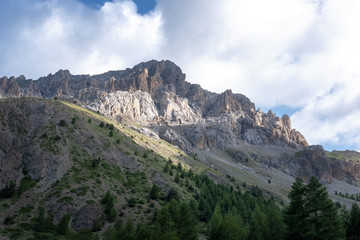Photo de paysage panoraminque de haute montagne et de chemins de randonnée dans les alpes