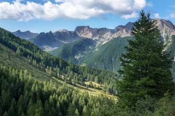 Fototapeta na wymiar Photo de paysage panoraminque de haute montagne et de chemins de randonnée dans les alpes